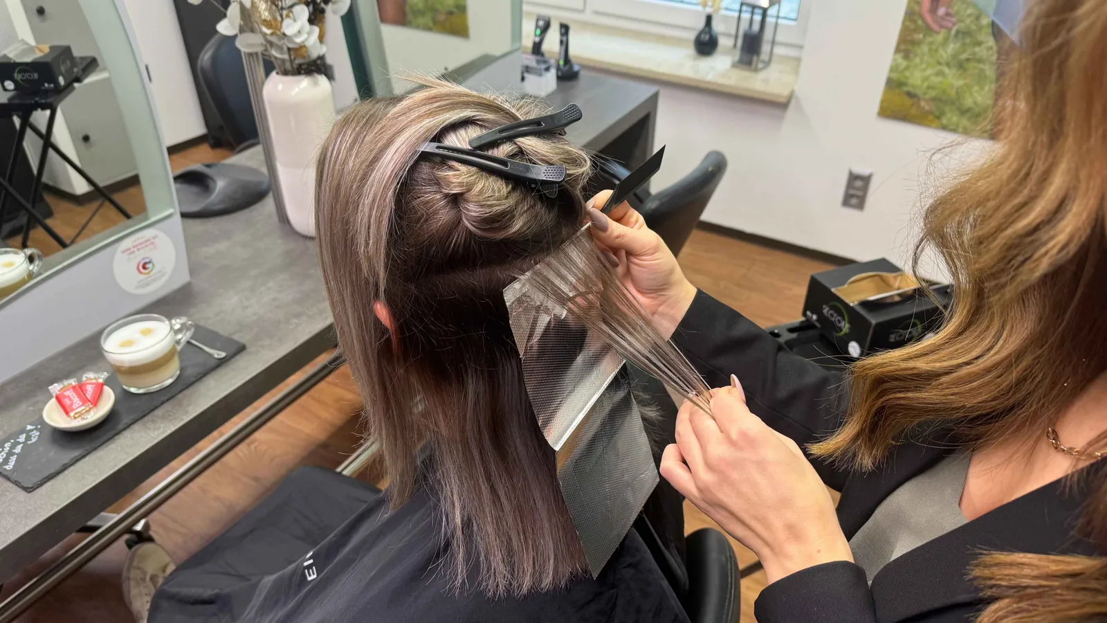 Eileen Coburger färbt Haare mit Folie